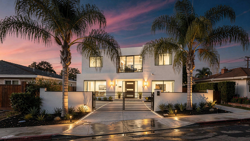 Residential listing exterior photographed by Door3D
