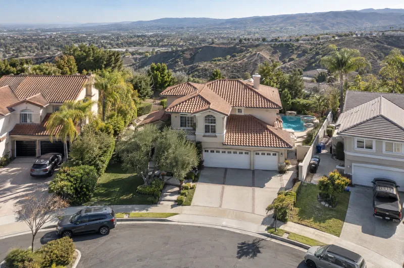 Daytime residential drone photo: cul-de-sac lot